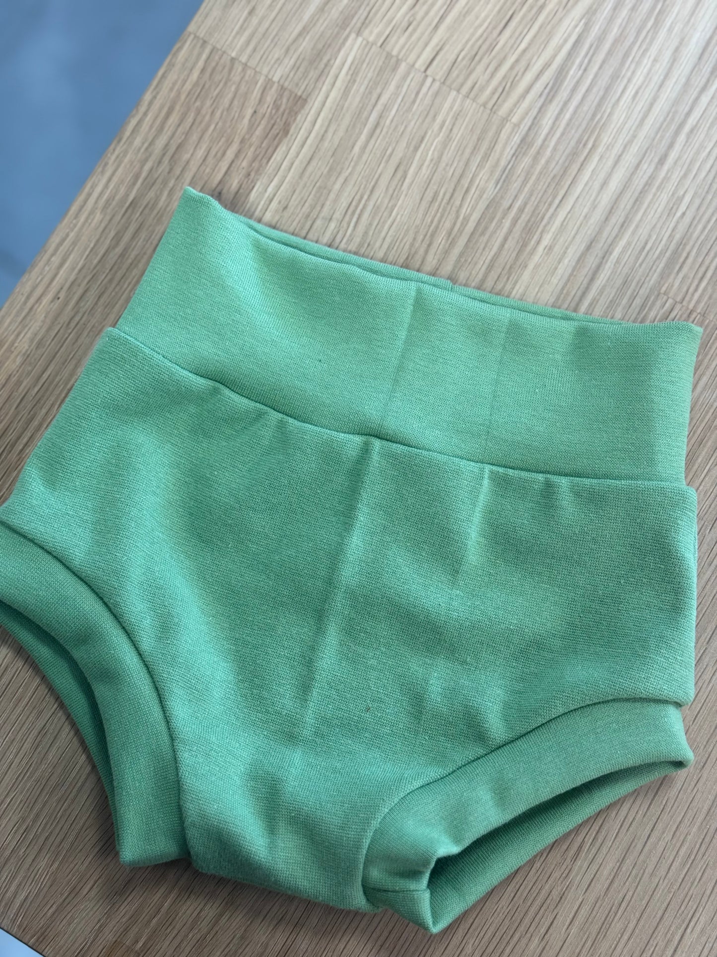 Short enfant taille haute pomme verte