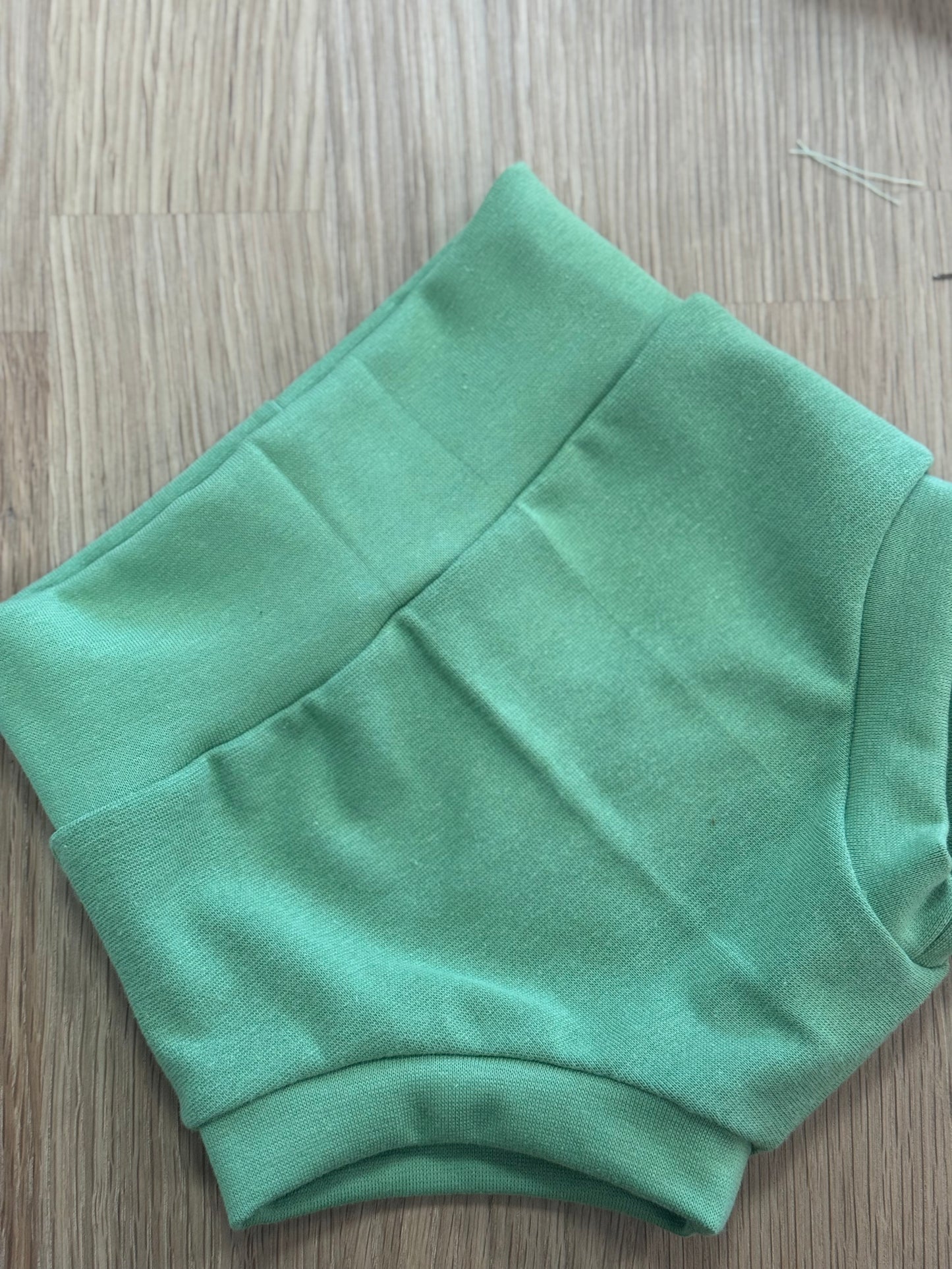 Short enfant taille haute pomme verte