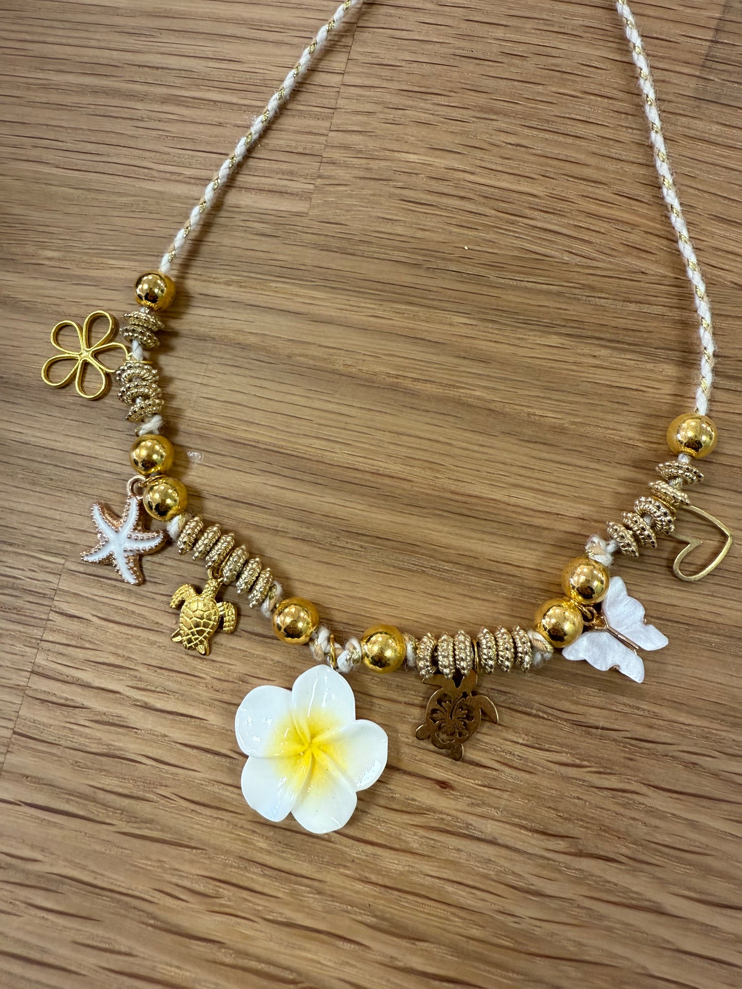 Collier cordon or fleur
