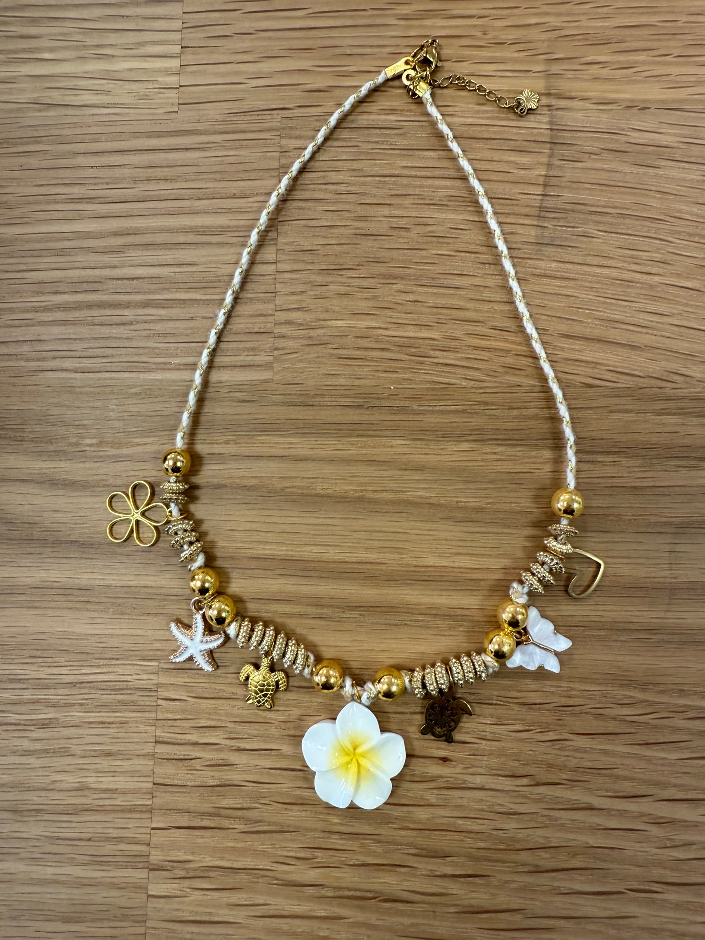 Collier cordon or fleur