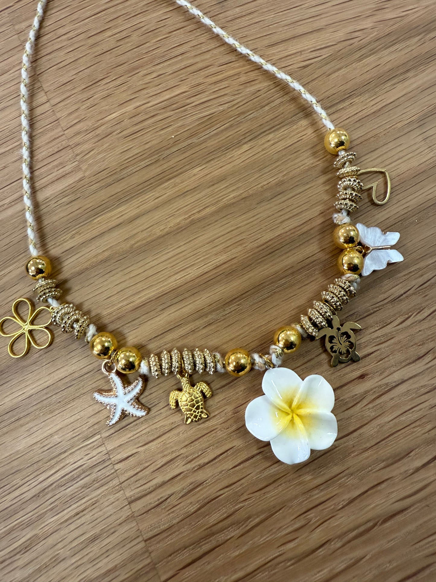 Collier cordon or fleur