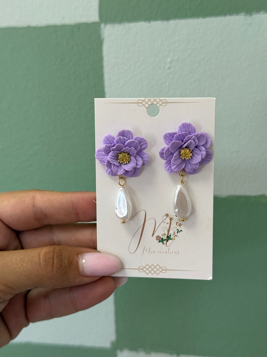 Boucle d’oreille fleurs mauve