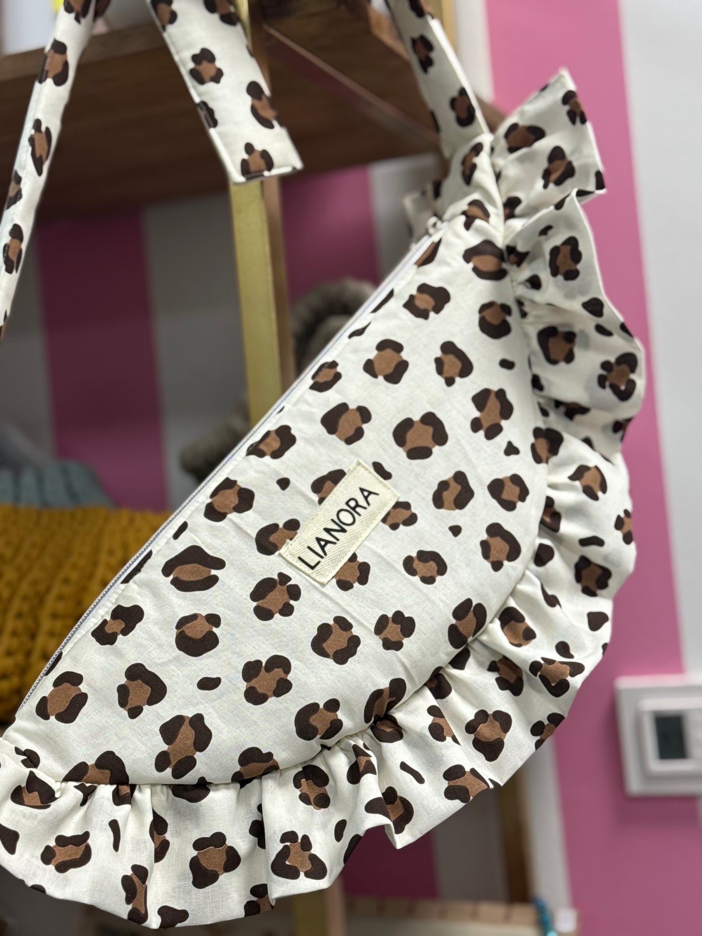 Sac croissant Mona à volants - léopard