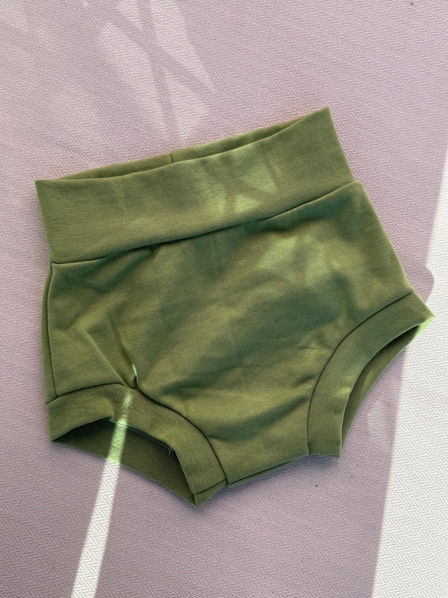 Short enfant taille haute pomme verte